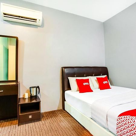 Oyo 89652 P Line Hotel Джохор-Бару Экстерьер фото