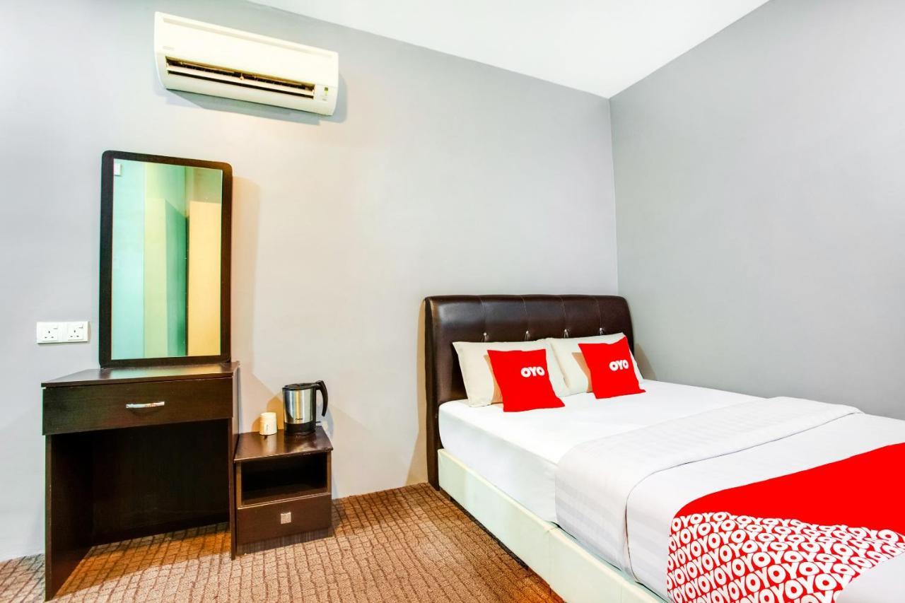 Oyo 89652 P Line Hotel Джохор-Бару Экстерьер фото