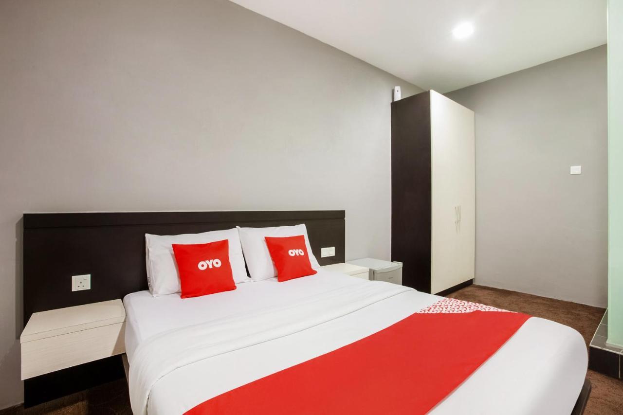 Oyo 89652 P Line Hotel Джохор-Бару Экстерьер фото
