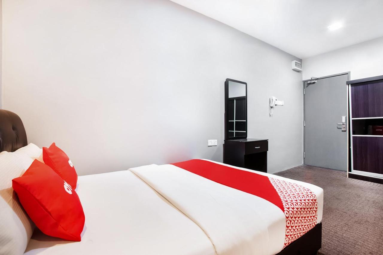 Oyo 89652 P Line Hotel Джохор-Бару Экстерьер фото