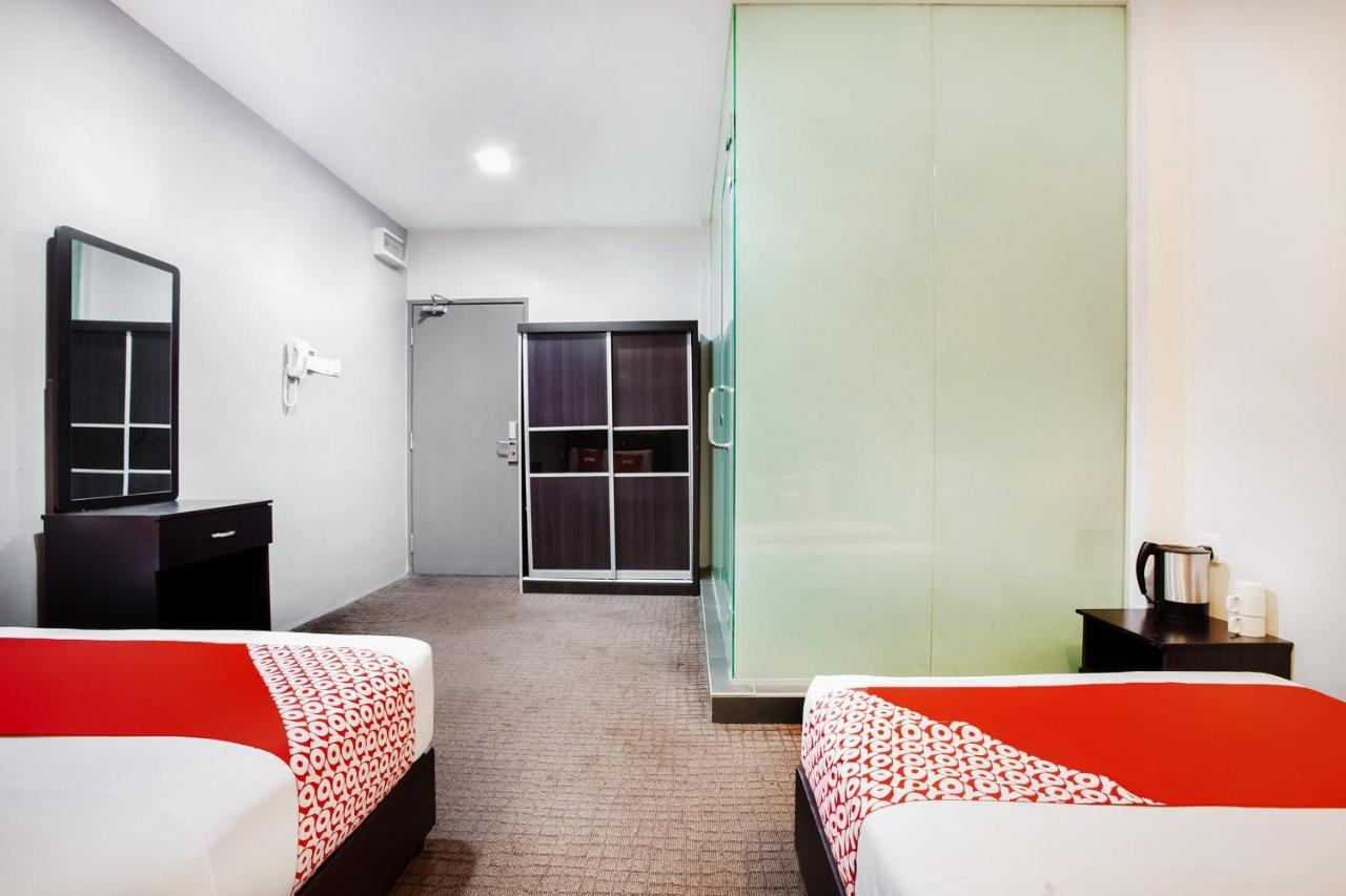 Oyo 89652 P Line Hotel Джохор-Бару Экстерьер фото