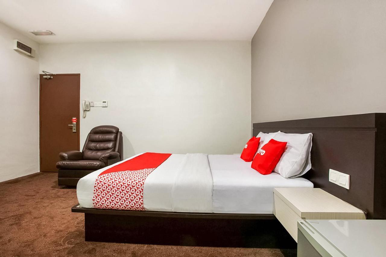 Oyo 89652 P Line Hotel Джохор-Бару Экстерьер фото