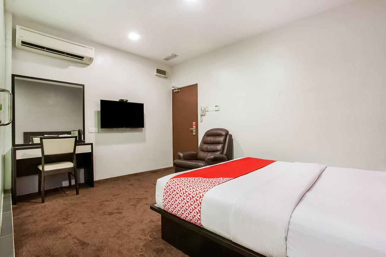 Oyo 89652 P Line Hotel Джохор-Бару Экстерьер фото