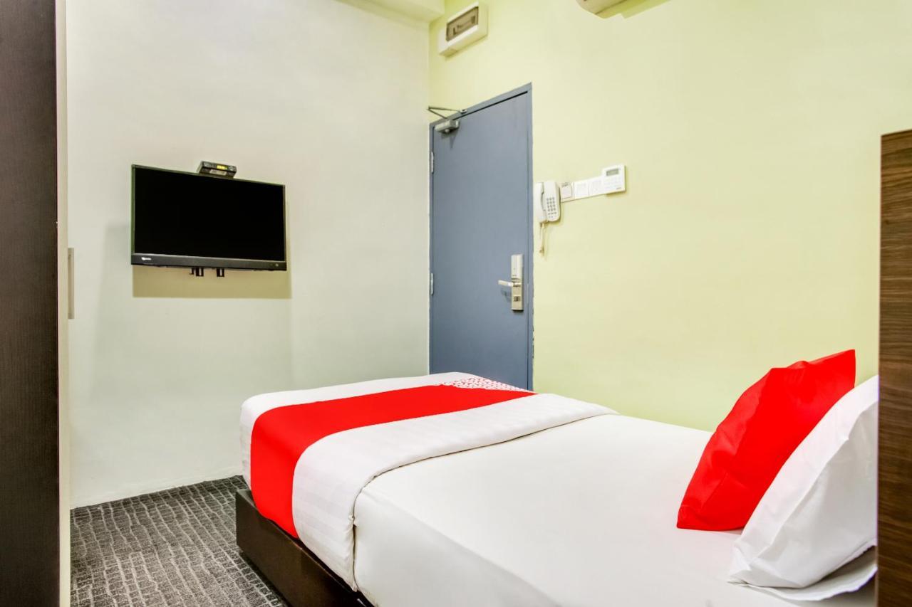 Oyo 89652 P Line Hotel Джохор-Бару Экстерьер фото
