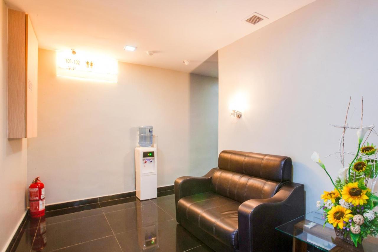 Oyo 89652 P Line Hotel Джохор-Бару Экстерьер фото