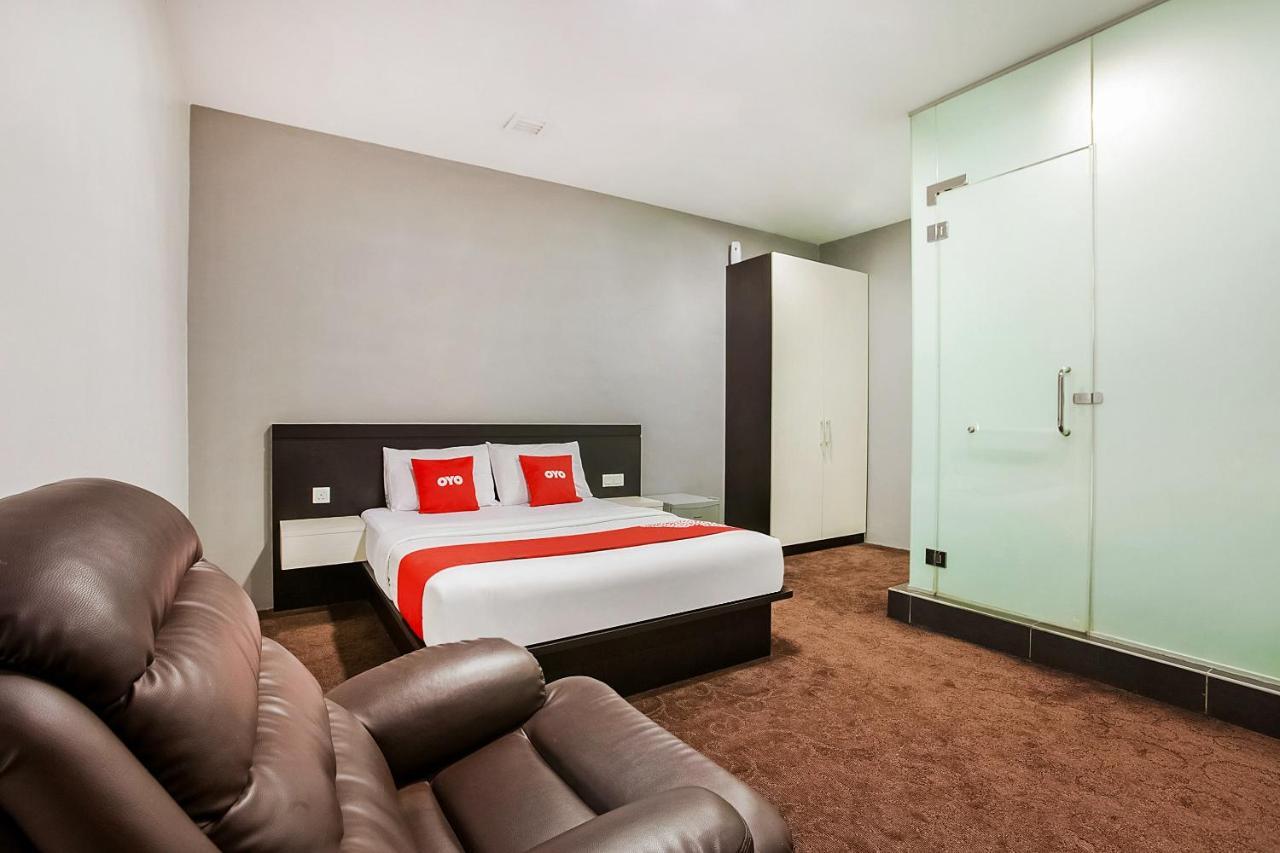Oyo 89652 P Line Hotel Джохор-Бару Экстерьер фото