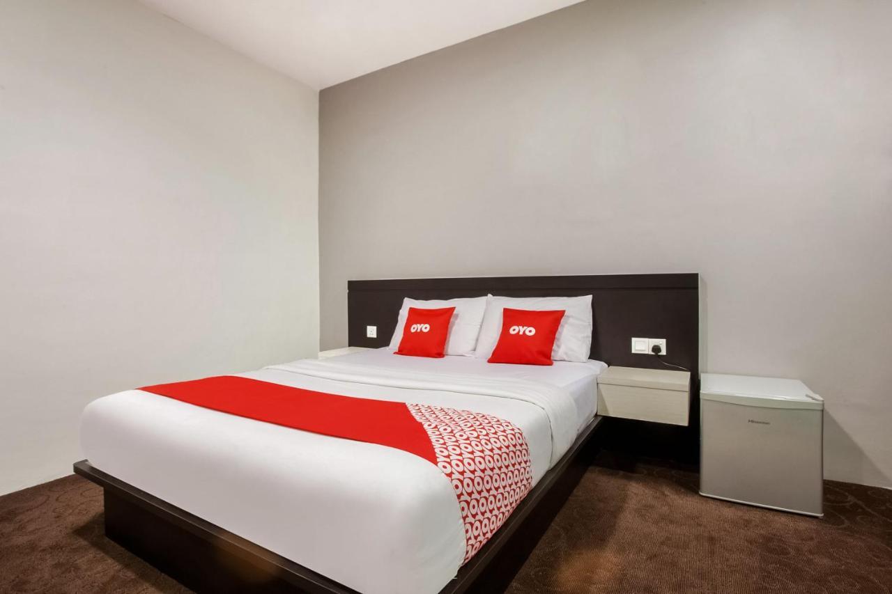 Oyo 89652 P Line Hotel Джохор-Бару Экстерьер фото
