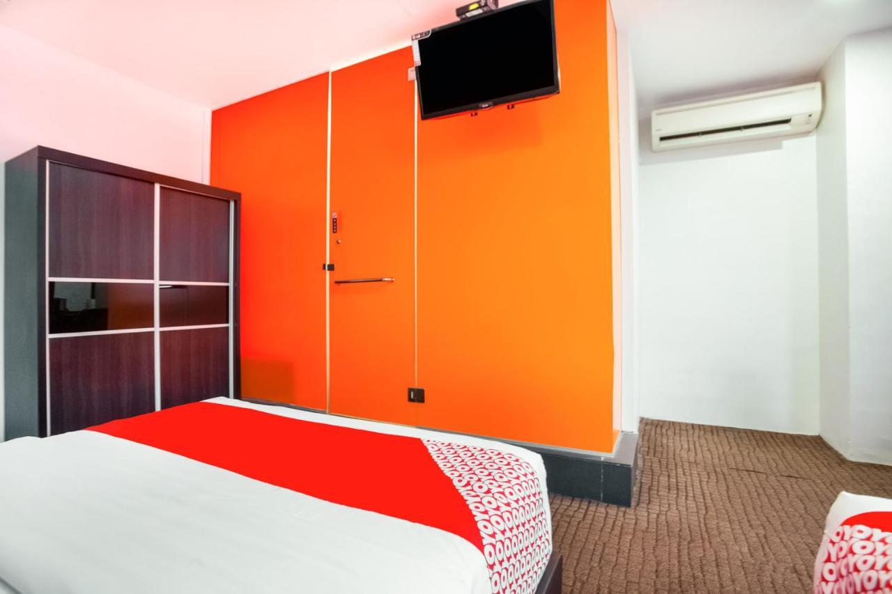Oyo 89652 P Line Hotel Джохор-Бару Экстерьер фото