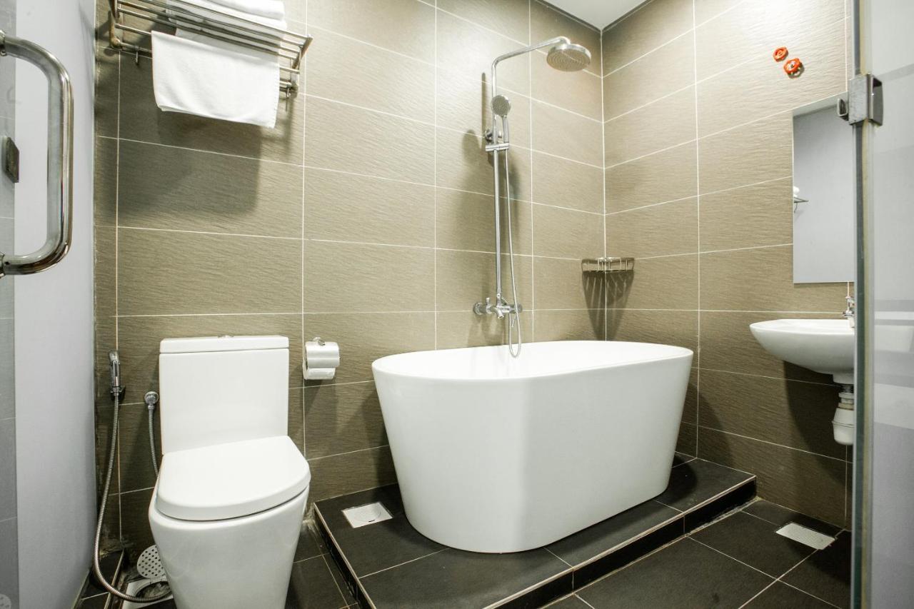 Oyo 89652 P Line Hotel Джохор-Бару Экстерьер фото