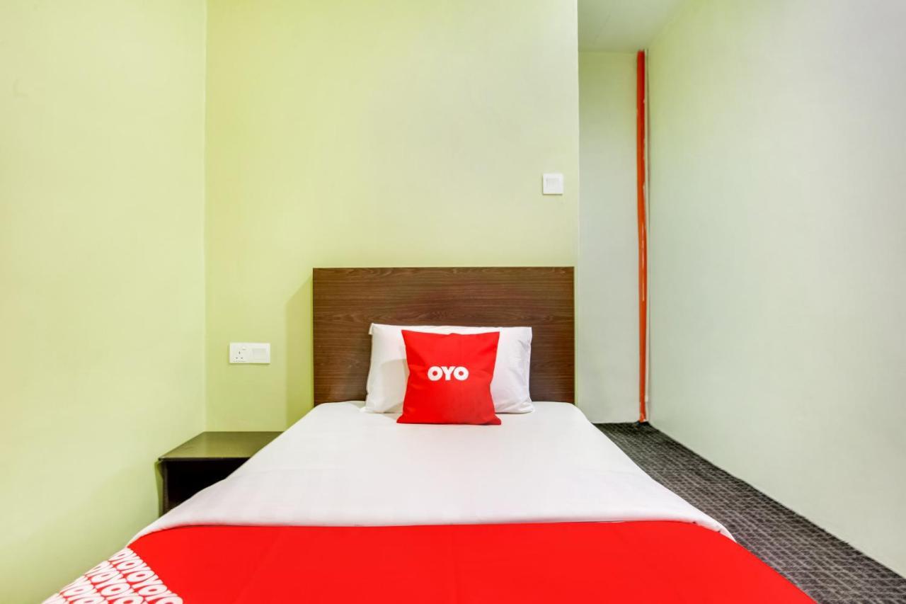 Oyo 89652 P Line Hotel Джохор-Бару Экстерьер фото