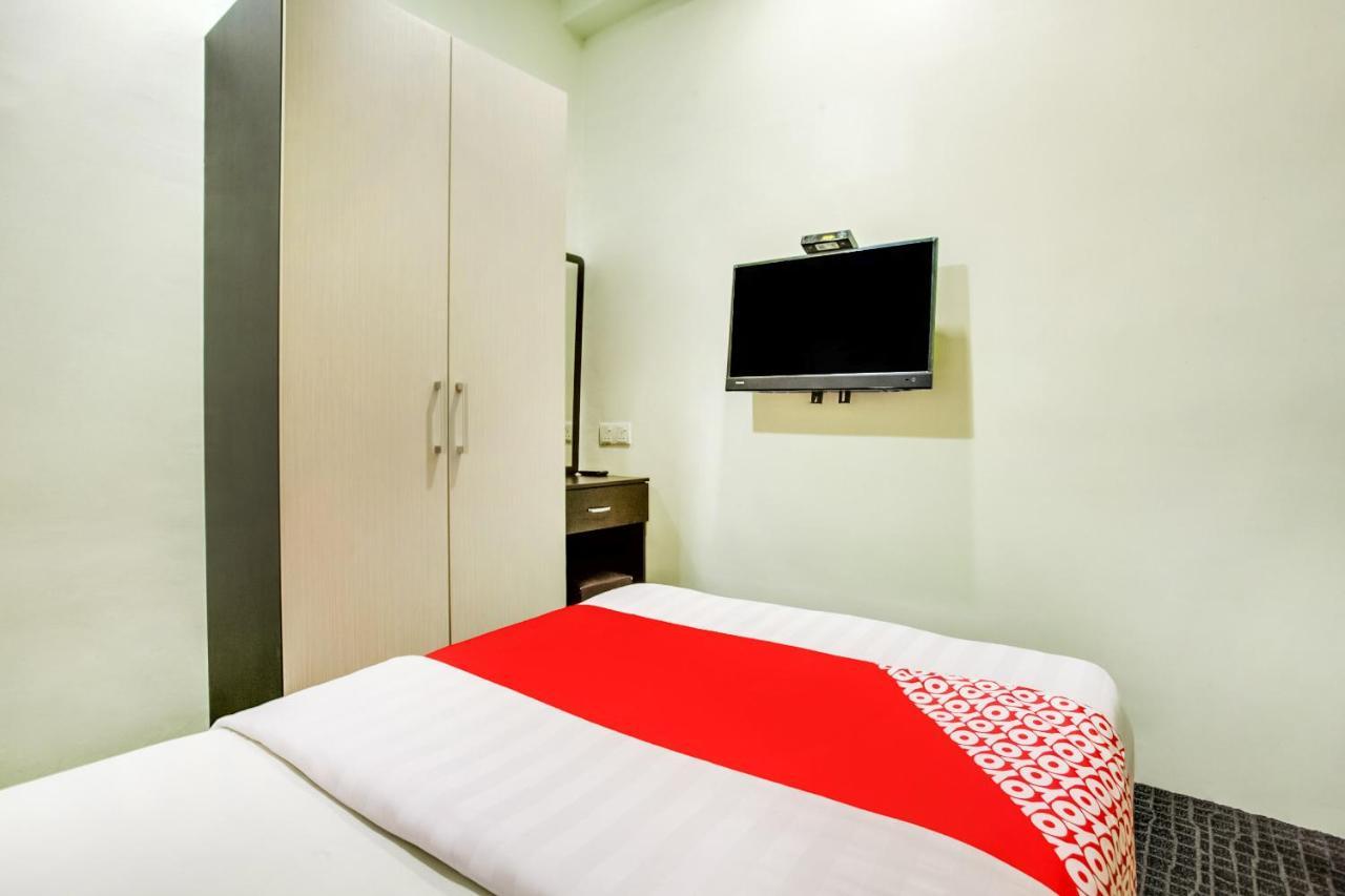 Oyo 89652 P Line Hotel Джохор-Бару Экстерьер фото