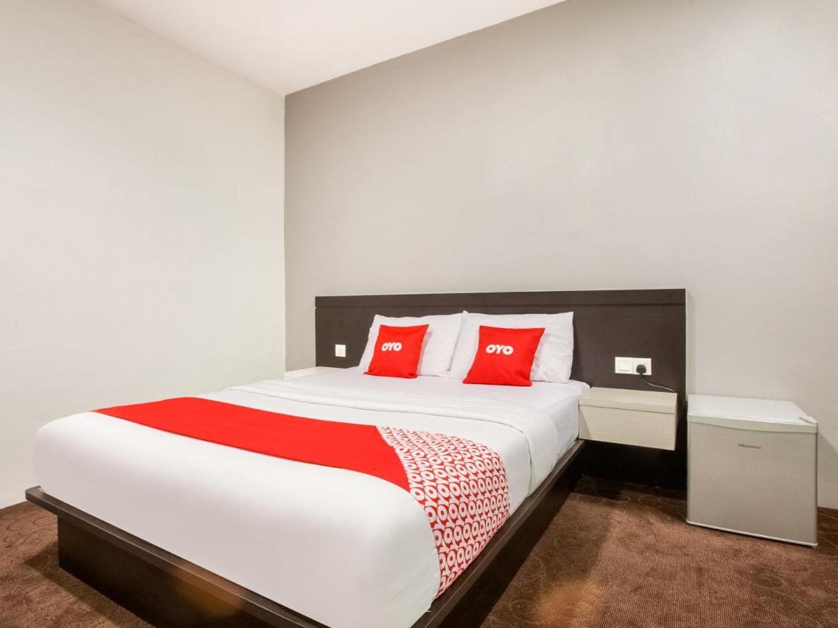 Oyo 89652 P Line Hotel Джохор-Бару Экстерьер фото