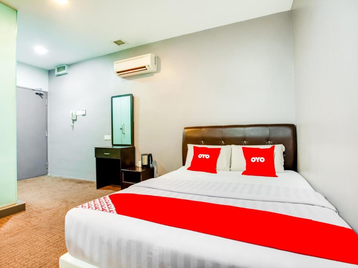 Oyo 89652 P Line Hotel Джохор-Бару Экстерьер фото