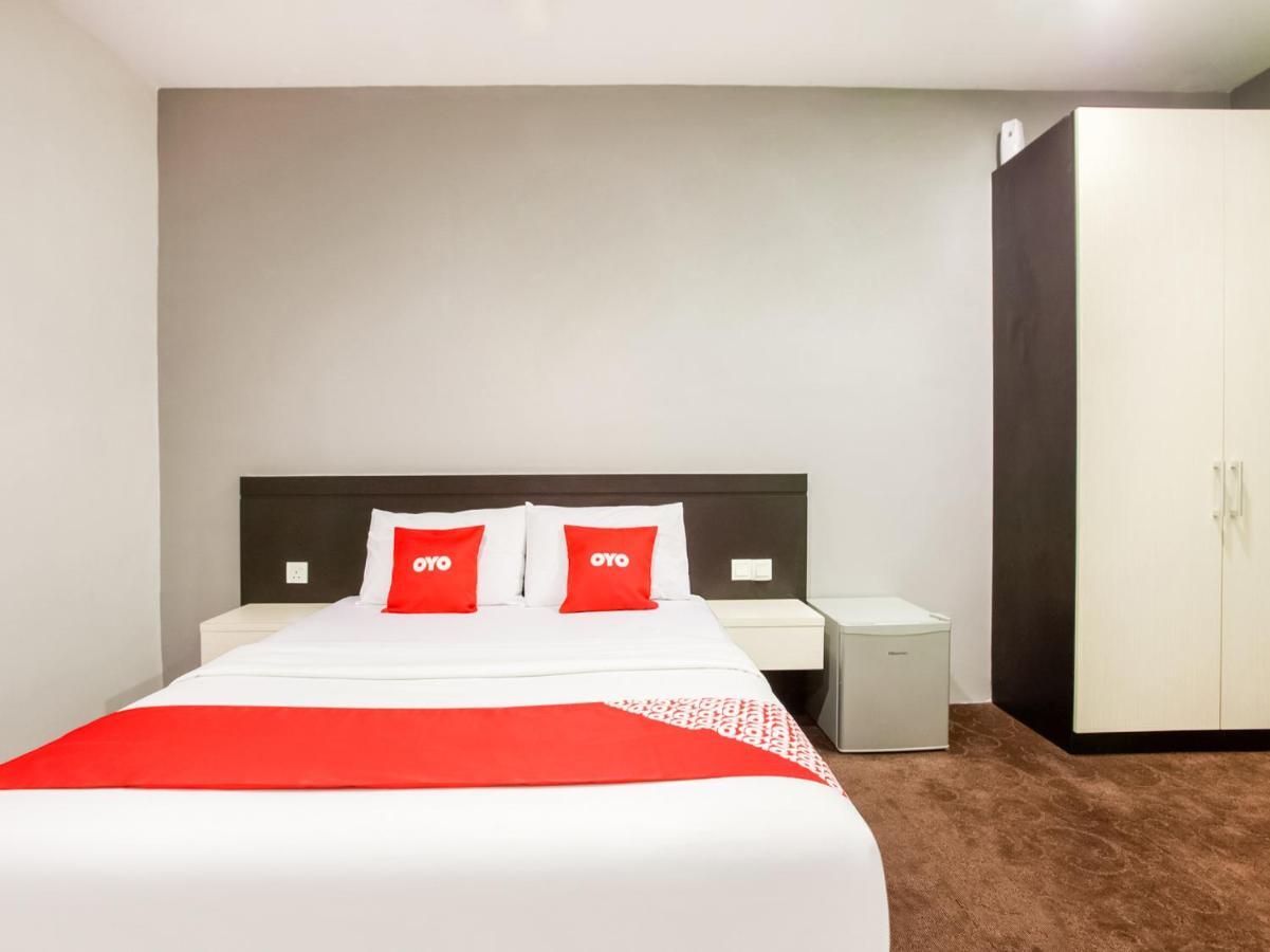 Oyo 89652 P Line Hotel Джохор-Бару Экстерьер фото